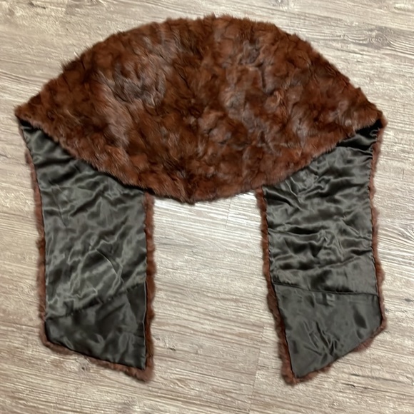 Beautiful Vintage Fur Stole with Pockets - Picture 2 of 9